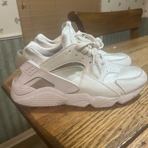 Women’s Nike huarache shoes size 10